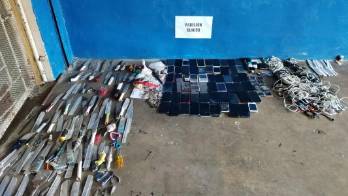Los objetos incautados dentro del penal en Colón.