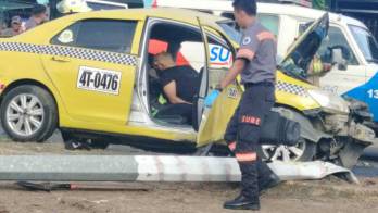 Equipos de emergencia y autoridades acudieron al lugar del accidente donde falleció el taxista Bayardo Martínez.