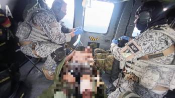 Rescatistas de la FAC reciben al soldado herido por una mina antipersonal en zona selvática.