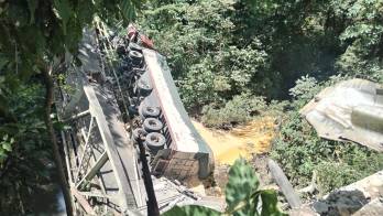 El puente colapsó hoy al no soportar el peso de un camión articulado tipo mula que transportaba unas 40 toneladas de maíz.
