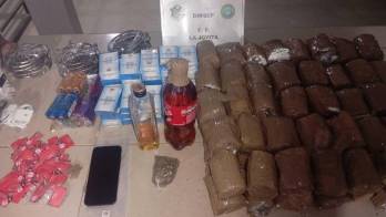 La rápida acción policial evitó el ingreso de objetos ilegales al centro penitenciario.