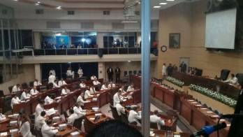 Protestan en el exterior del recinto.