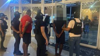 Las autoridades trasladaron a los detenidos tras una diligencia relacionada con la Operación Combate contra el crimen organizado.