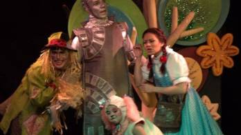 Actores dan vida a 20 personajes.