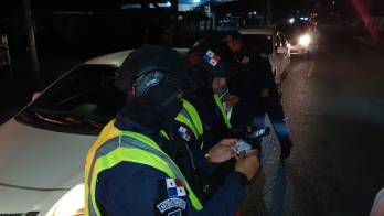 El botín, valorado en miles de dólares, incluyó equipos de topografía de alta precisión, celulares de gama alta, dinero en efectivo y un pick-up. La Policía Nacional activó los operativos en Alanje.