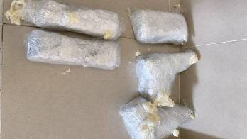Autoridades decomisaron presunta droga en un local de carga internacional.