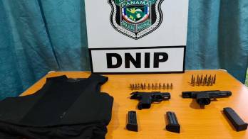 Armas y chalecos incautados.