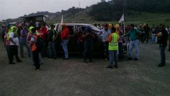 Personal afiliado a Untraics en huelga bloqueó el cruce hacia el proyecto.