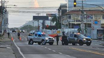 El vehículo de plataforma digital fue atacado a tiros en la vía Fernández de Córdoba, dejando una mujer muerta y un hombre gravemente herido.