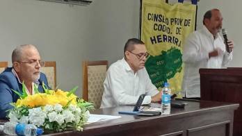 Autoridades se reunieron con miembros de la comunidad.