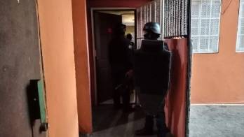 Las unidades policiales encontraron droga en varios apartamentos.