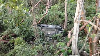 Un vehículo terminó entre un denso matorral luego de salirse de la vía Panamericana, cerca del puente auxiliar sobre el río Coclé del Sur, provincia de Coclé.