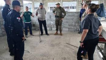 Aquí el ministro Pino en medio de la gira. Ve los avances de la obra.