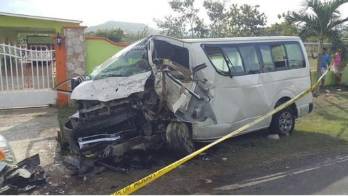El accidente se registró entre un busito de ruta y un auto tipo pick up.