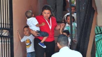 Los profesores y los niños procedieron a evacuar rápido.