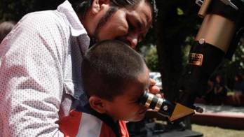 Las redes sociales se llenaron de vídeos y tutoriales para construir métodos caseros para observar el eclipse.