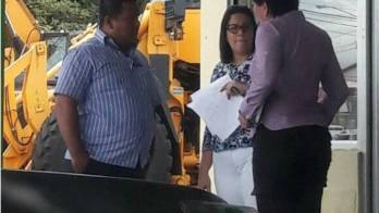 Momentos en que le daban a conocer a María Cristina González su orden de conducción.