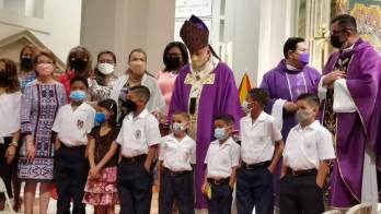 Monseñor Ulloa exhortó a los docentes a esparcir torrentes de luz a los niños