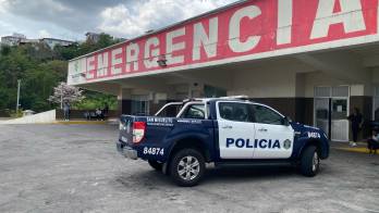 La víctima fue trasladada por unidades policiales al Hospital San Miguel Arcángel, donde se confirmó su fallecimiento.