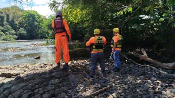 Personal del Sinaproc durante la extracción del cuerpo en el río Cobre.