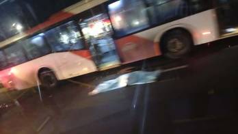 La víctima falleció tras ser atropellada por un metrobús; autoridades realizan investigaciones en la zona.