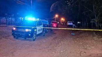 Funcionarios del Ministerio Público y de la DIJ mantienen las investigaciones para identificar a los responsables del ataque armado.
