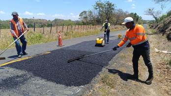 Los trabajos de parcheo buscan mejorar las condiciones de circulación en carreteras de la provincia de Veraguas.