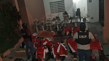 Durante los allanamientos, las autoridades decomisaron 316 camisetas falsificadas de la Sele.