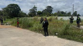 Unidades policiales acordonaron el área donde se registró el ataque armado que dejó un joven muerto y un menor herido en Altos de Los Lagos, Colón.