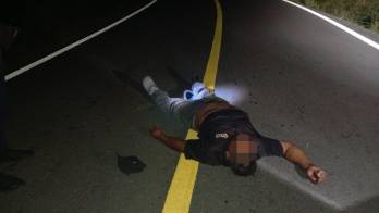 Dormía en el centro de una vía oscura.