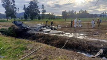Fotografía tomada a través de rastreo de redes de bomberos y rescatistas cerca a una avioneta accidentada este sábado, en una zona rural del departamento de Boyacá (Colombia).