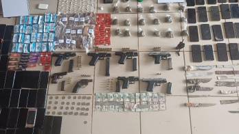 Decomisaron ocho armas de fuego y 100 teléfonos celulares. La acción forma parte de la Operación Cerrojo.
