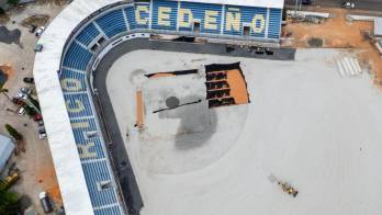 El terreno de juego recibe trabajos de nivelación de arena y arcilla como parte de la rehabilitación integral.