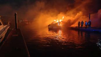 Bomberos extinguieron el fuego que afectó dos embarcaciones en Flamenco Marina, Amador.