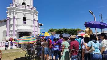 Decenas de feligreses llegan para dar gracias por los milagros recibidos.