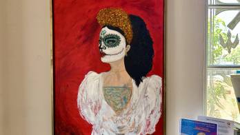 Obra 'La Llorona' pintada por Tita Flores, directora del programa de arte 'La Ristra', en Tucson, Arizona (EE.UU.). El EFE/María León