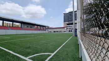 Bomberos brindaron atención de emergencia en la cancha del estadio León Cocoliso Tejada tras el colapso de un jugador.