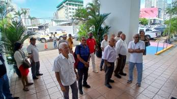Ayer, miembros del Movimiento Mundos Jubilados y Pensionados se reunieron con el ministro Chapman para tratar el retraso en el pago del bono.