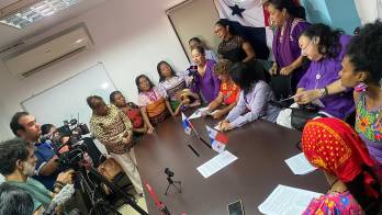 Mujeres organizadas de diversas regiones y culturas exigen justicia social, soberanía y el cese de la represión en Panamá.