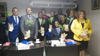 Diseñador dona plantones para incentivar la reforestación en San Miguelito