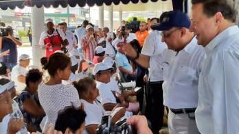 Varela saluda a los adultos mayores que se encontraban esperando ser atendidos.