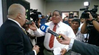 Miguel Antonio Bernal dentro del aula de clases.