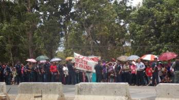 Policías custodiaron a manifestantes.