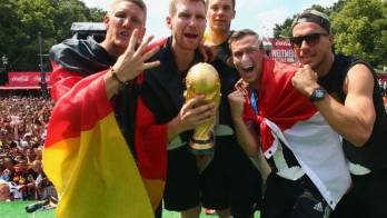 Una pieza de la Copa se desprendió en la celebración.