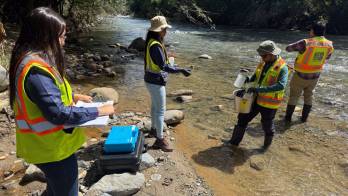 Técnicos de MiAmbiente en la cuenca hidrográfica 146 del río Pacora.