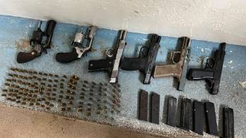 Las armas incautadas estaban enterradas en el suelo.