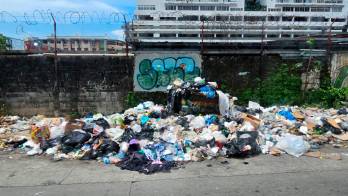 Calles llenas de basura, AAUD solo se excusa