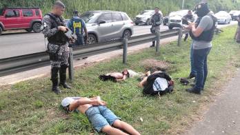 La víctima pidió ayuda y la Policía Nacional interceptó el vehículo frente al Hospital Regional de David, logrando la captura de los cuatro adultos y un menor involucrado.