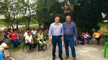Olmedo Guillén junto al presidente del Partido Popular, Juan Carlos Arango.