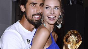 Sami Khedira abraza a la modelo Lena Gercke con la Copa del Mundo. Su novia fue una de las más hermosas.